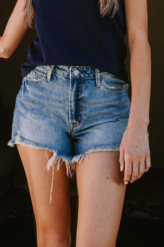 XS-S-M-L - DISTRESSED RIGID MOM SHORTS